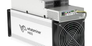 MicroBT Whatsminer M60S 모델의 고해상도 이미지. 단단하고 견고한 디자인이 돋보이며, 전면의 대형 팬과 브랜드 로고가 포함되어 있습니다. 최신 ASIC 채굴기의 성능과 내구성을 시각적으로 보여줍니다