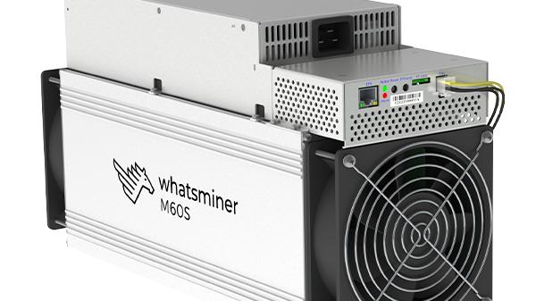 MicroBT Whatsminer M60S 모델의 고해상도 이미지. 단단하고 견고한 디자인이 돋보이며, 전면의 대형 팬과 브랜드 로고가 포함되어 있습니다. 최신 ASIC 채굴기의 성능과 내구성을 시각적으로 보여줍니다